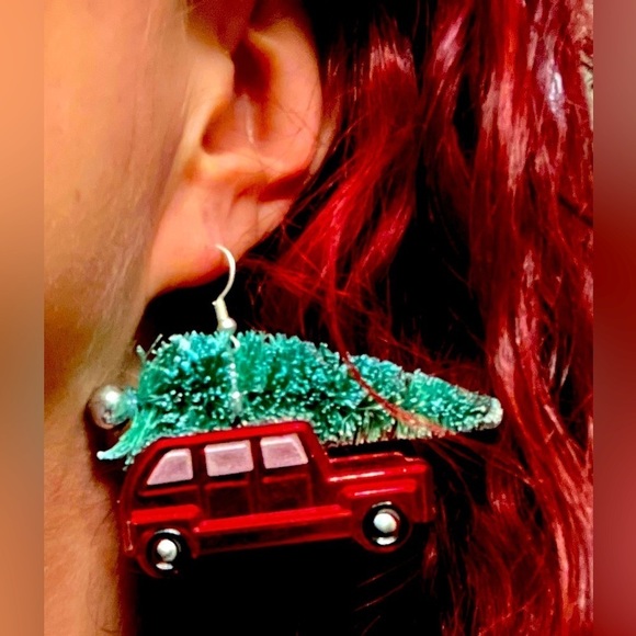 CHRISTMAS TREE ON TRUCK EARRINGS - Picture 3 of 4